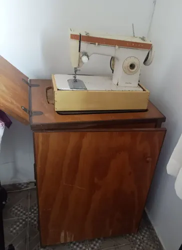 Máquina de costura singer + móvel com suporte para as linhas 