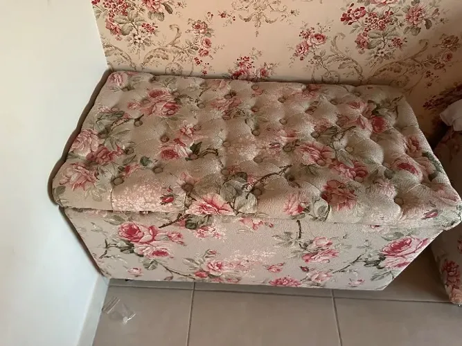 Dois baús de tecido em capitonê e rodinhas 