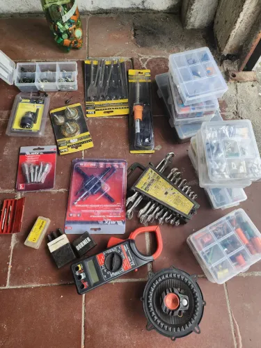 Ferramentas e componentes eletrônicos