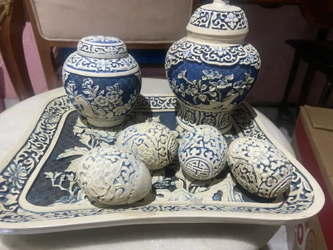 Kit 6 itens: 2 potiches laca chinesa azul e brancoe 4 ovos esculpido com de flores