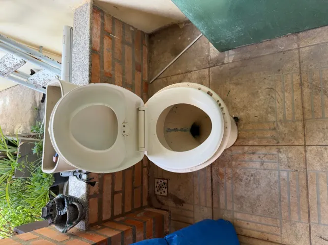 Vaso sanitário usado e com avarias
