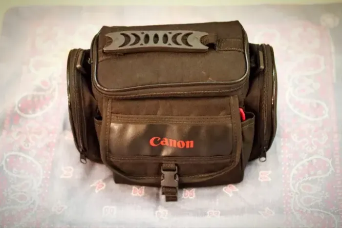 Canon T100 + Lente EF-S 18-55mm + Bolsa Original + 3 Baterias + Cartão 32GB Lacrado!