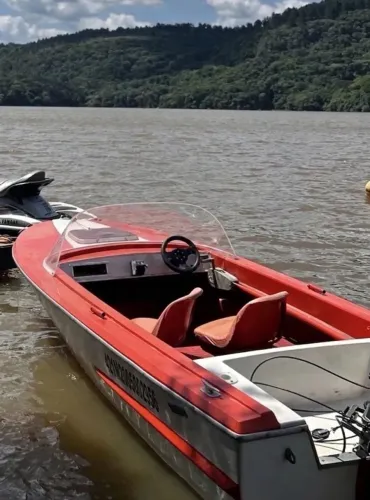 Barco com carretinha e documentos
