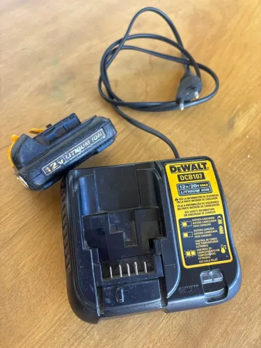 Carregador DeWalt com uma bateria
