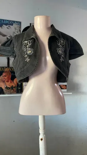 Bolero jeans com bordado de flores