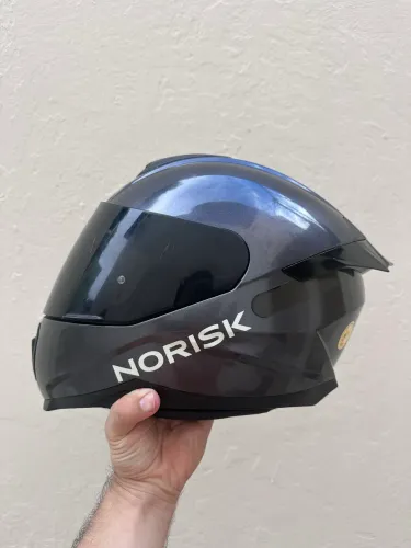 Capacete NORISK Razor Black Edition com 2 viseiras + Spoiler