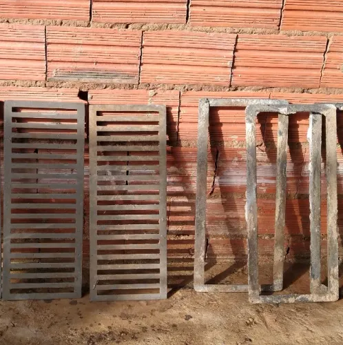 Kit com 2 Grelhas Ferro fundido 20x50 + 3 Caixilhos