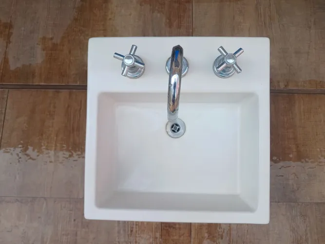Cuba com torneira agua quente e fria