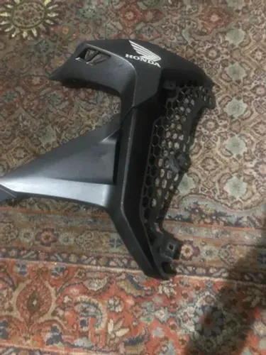 Complwmento da aba do tanque XRE300 19/20 lado direito