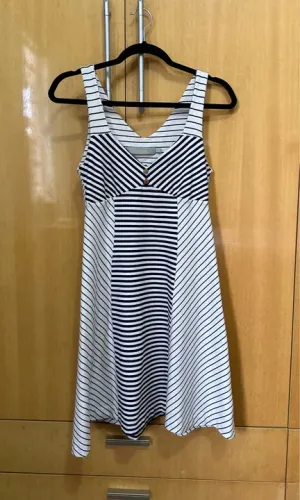 Vendo vestido branco com azul listrado, com botões dourados, decote em V, de elastano