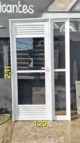 Porta branca com bandeira integrada