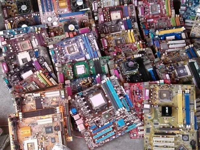 Sucatas de placas de eletrônicos, recolhemos no local