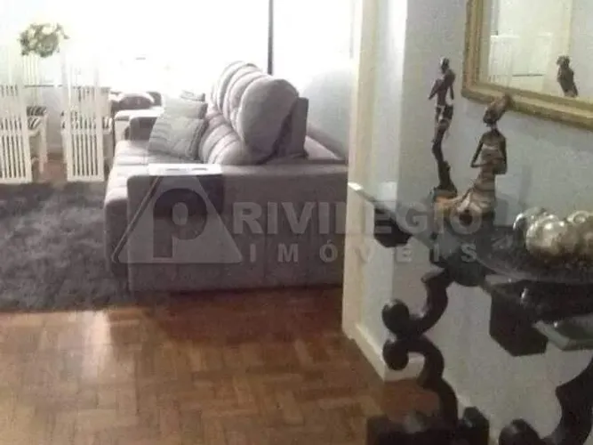 Apartamento no Posto 5, Copacabana 2 Quartos, Suíte e Vista Livre