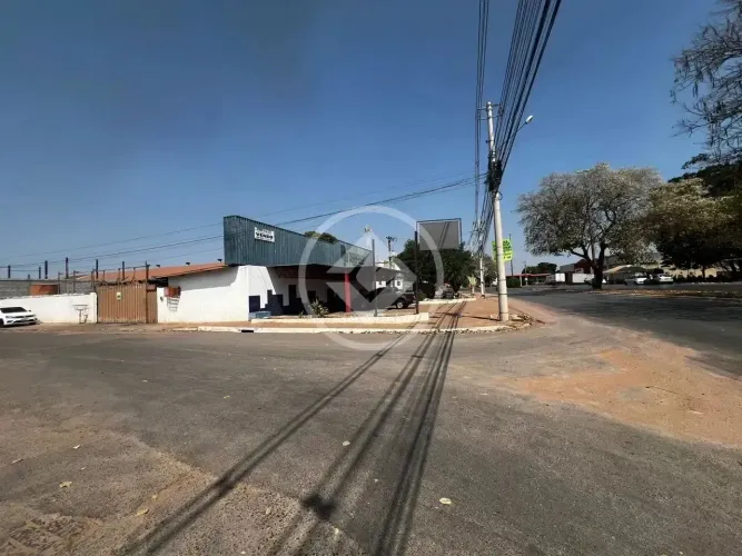 VENDE-SE GALPÃO EM EXCELENTE LOCALIZAÇÃO EM FRENTE A ROD. PALMIRO PAES DE BARROS - 2.000M²