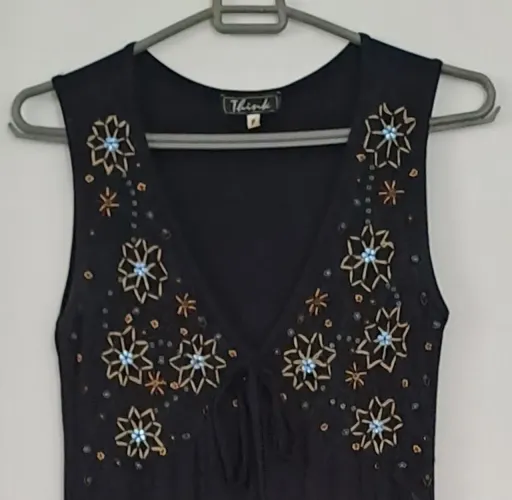 Vestido bordado em malha preta