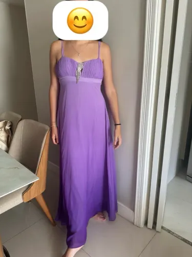 Vestido lilás para festas 