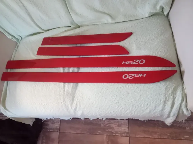 Frisos Laterais Originais HB20 Vermelho 2012/2024- Modelo Facão