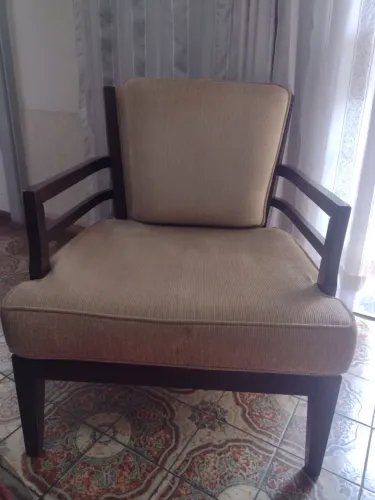 Poltrona de madeira maciça 