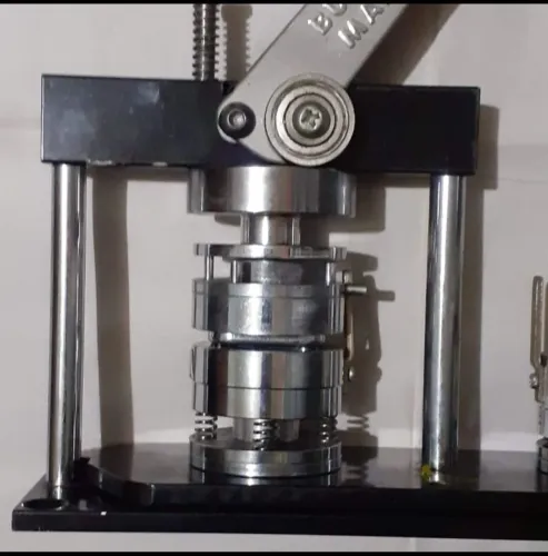 Máquina de botons, Button maker.