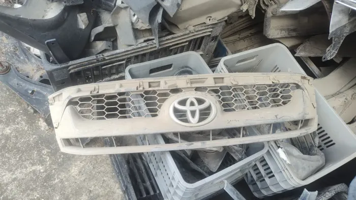 Grade frontal para-choque dianteiro Toyota Hilux 2009/2010 2011