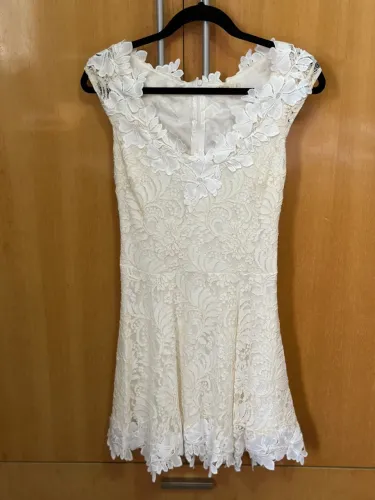 Vendo Vestido de renda off-white elegante