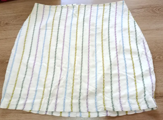 Saia listrada com detalhes bordados M