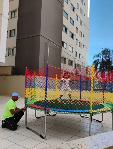  locação de brinquedos, temos pula pula piscina de bolinha, escorrega e gangorra 