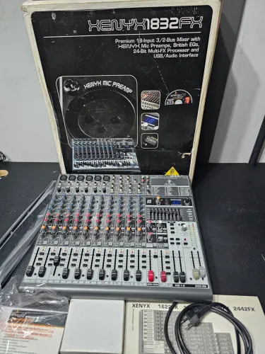 Mesa de Som Behringer XENYX 1832FX - 18 Canais