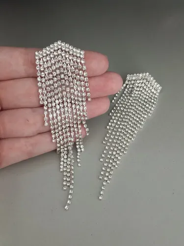 Brinco Leve e Longo de Strass (novo)