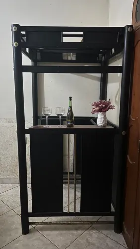 Adega de metal
