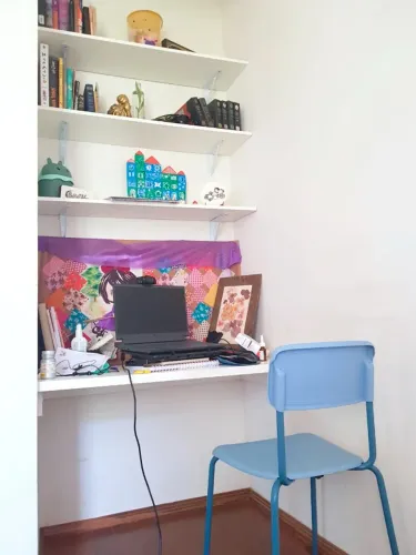Mesa suspensa e duas prateleiras em MDF branco, com suportes em aço