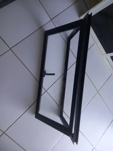 Janela maxiar de alumínio preto usada. 