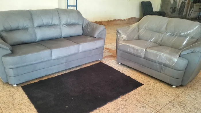 Conjunto de Sofá Cinza Elegante - 2 e 3 Lugares