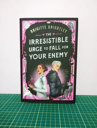 The Irresistible Urge to Fall for Your Enemy - livro capa dura novo