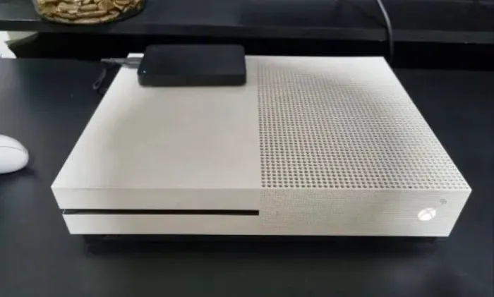 Xbox One S branco + HD 1Tb e jogo