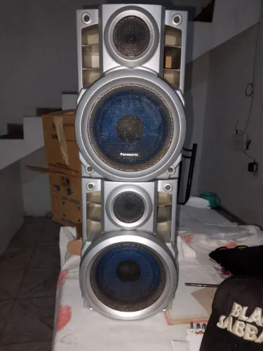 Caixas de som Panasonic.