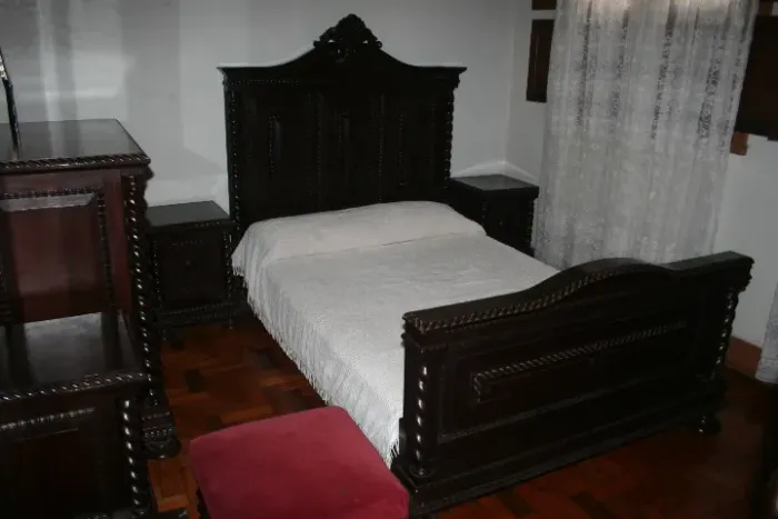 JOGO DE QUARTO CASAL ESTILO MANUELINO CONFECCIONADOS EM MADEIRA NOBRE E RICAMENTE TRABALHA