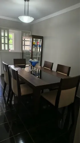 Jogo de mesa com cadeiras acolchoadas 