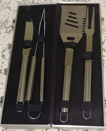 KIT CHURRASCO COM MALETA PARA ARMAZENAMENTO COM 04 PEÇAS EM INOX