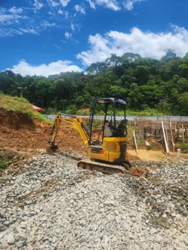 Aluguel de mini escavadeira 2 toneladas com operador