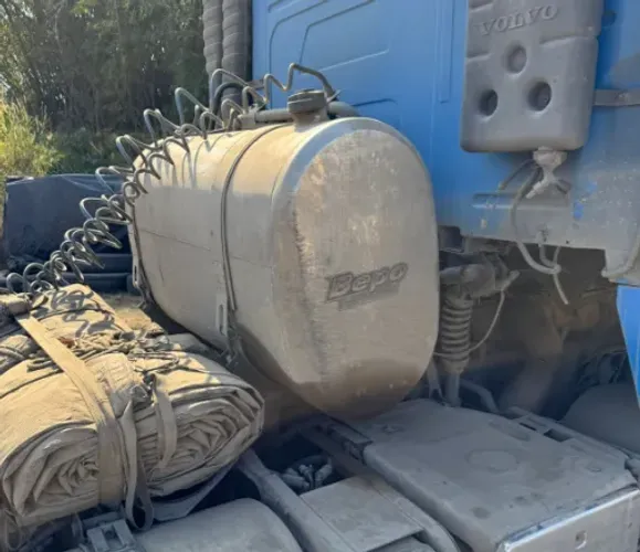 2 Tanques de inox BEPO 350 litros usado.