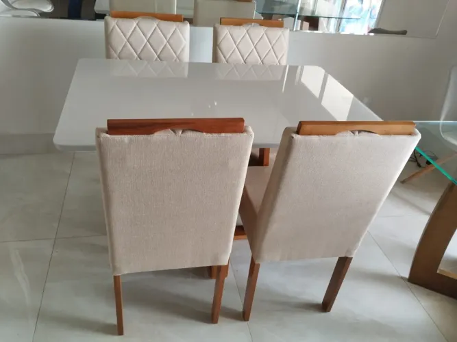 Mesa de Jantar Elegante com Cadeiras de Madeira