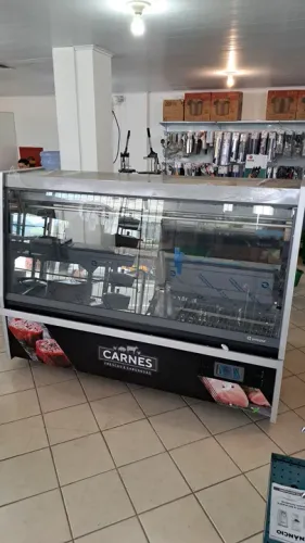 A. Balcão de açougue 2mts com depósito Gelopar 