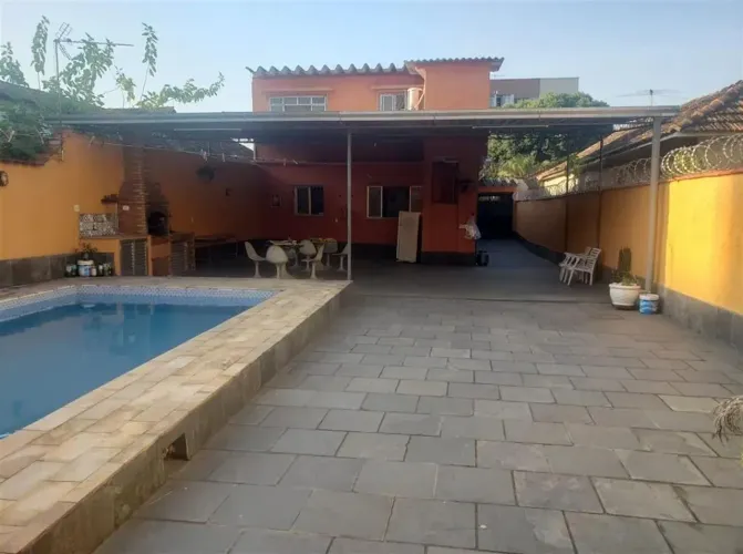 Casa 4 quartos, sendo 1 suíte