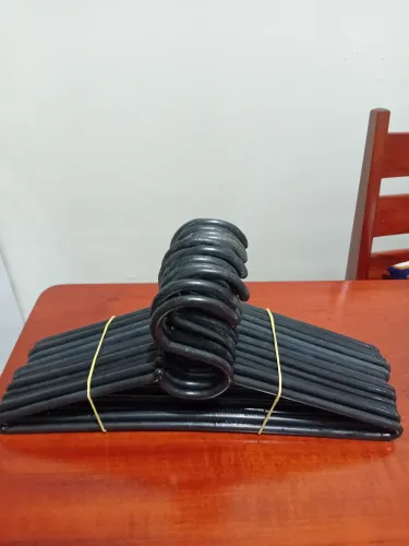 Cabides de Plástico Pretos