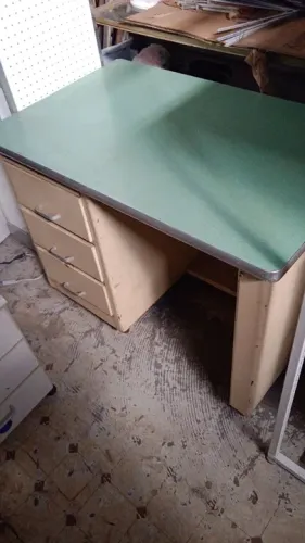 Mesa retrô toda de aço relíquia dos anos 80