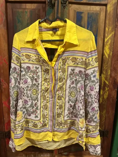 Camisa estampada amarela