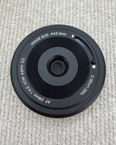 Lente Viltrox 28mm f/4.5 "Pancake" - A menor lente AF do mundo (Sony E)