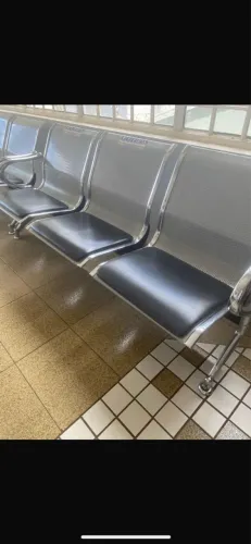 Bancos para sala de espera em metal e couro