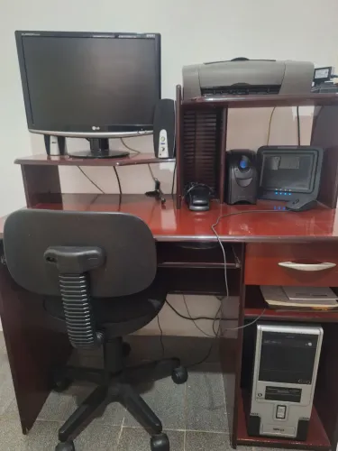 computador com mesinha e cadeira